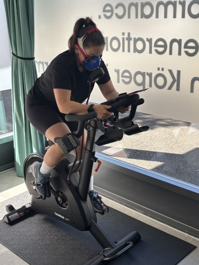 Ausdauertest mit Spiroergometrie auf dem Fahrrad bei AURUM Health & Performance in Basel zur Bestimmung von Leistungsfähigkeit und Trainingszonen