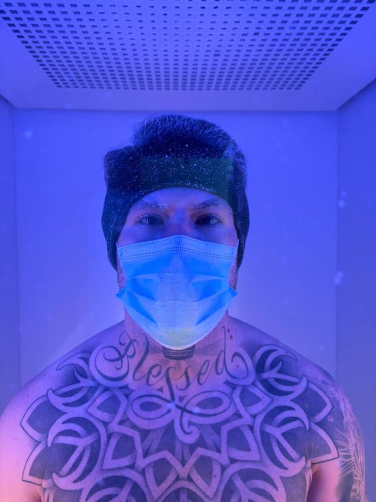 Anwendung in der Kryokammer bei AURUM Health & Performance in Basel – Ganzkörper-Kryotherapie zur Regeneration und Schmerzlinderung