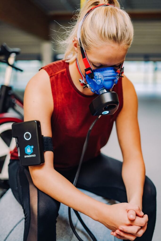 Frau bei einer Stoffwechselanalyse mit Atemtest zur Messung von Energieverbrauch und Fettverbrennung bei AURUM Health & Performance in Basel.