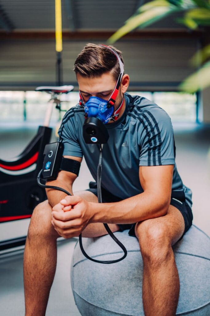 Mann bei Stoffwechselanalyse mit Atemgasmessung im Gesundheitszentrum AURUM Health & Performance in Basel – Spiroergometrie zur Bestimmung von Stoffwechsel, Energieverbrauch und Leistungsfähigkeit.